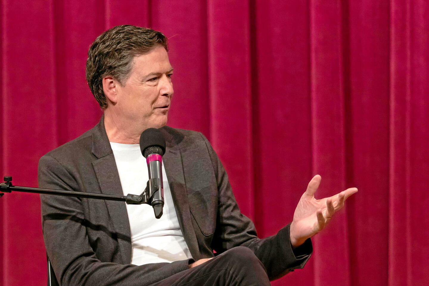 Pourquoi l’ancien patron du FBI James Comey a été inculpé par la justice américaine